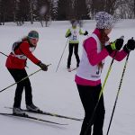 Viestin vaihto koululaisten hiihtokilpailussa.
