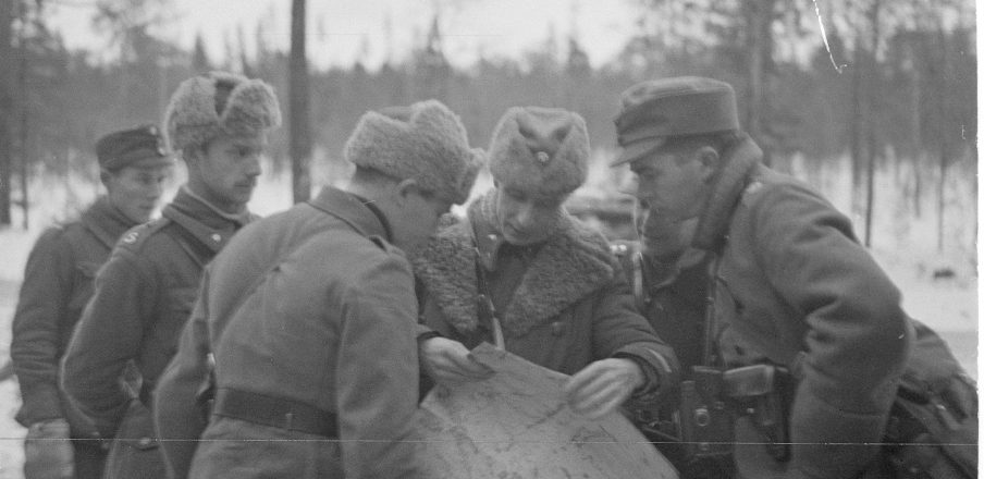 Miehet tutkivat karttaa Suomussalmella 1.12.1939. Kuva: SA-kuva.